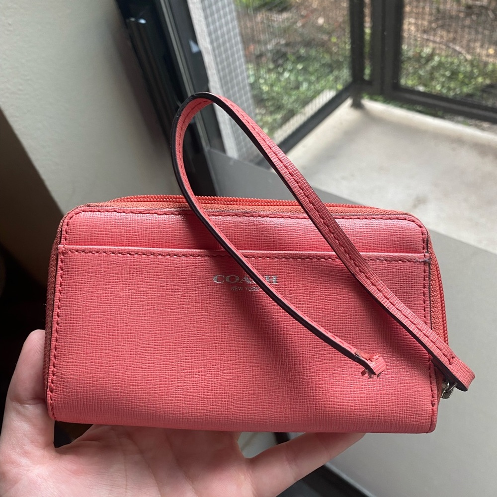 Coach wristlet, broken strap can be fixed
